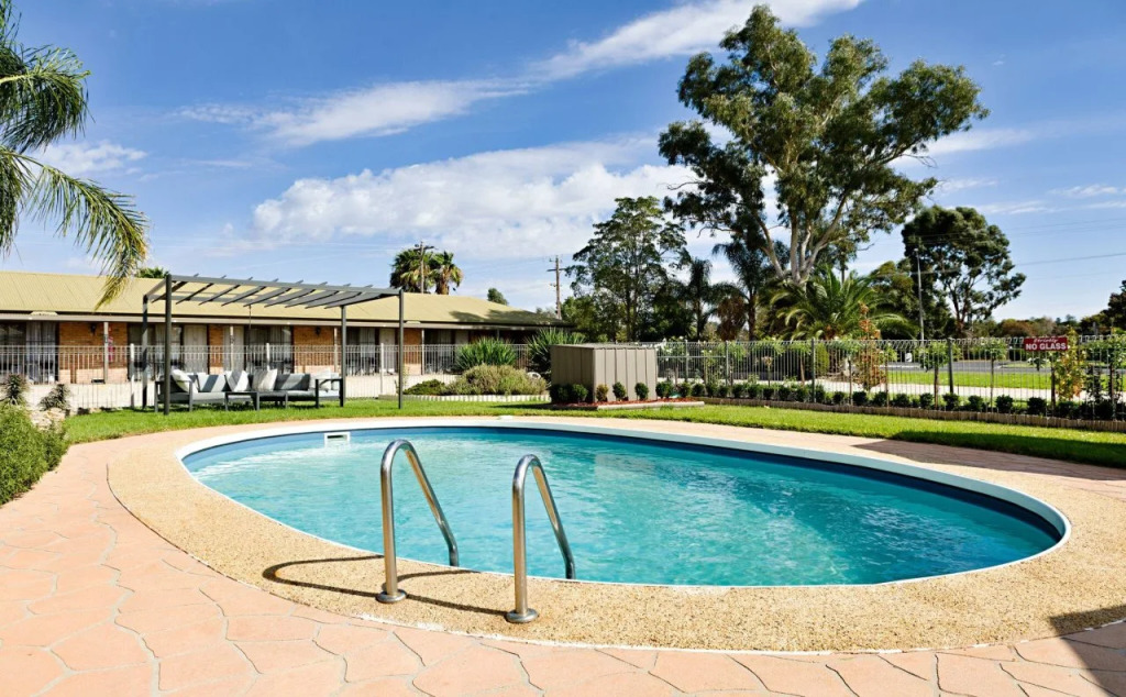 Statesman Motor Inn