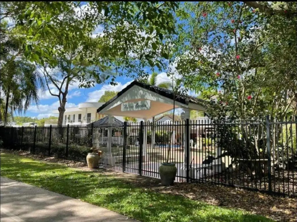 Willow Garden Stays Cairns - Beachfront 4 Bedroom Luxury Holiday Home