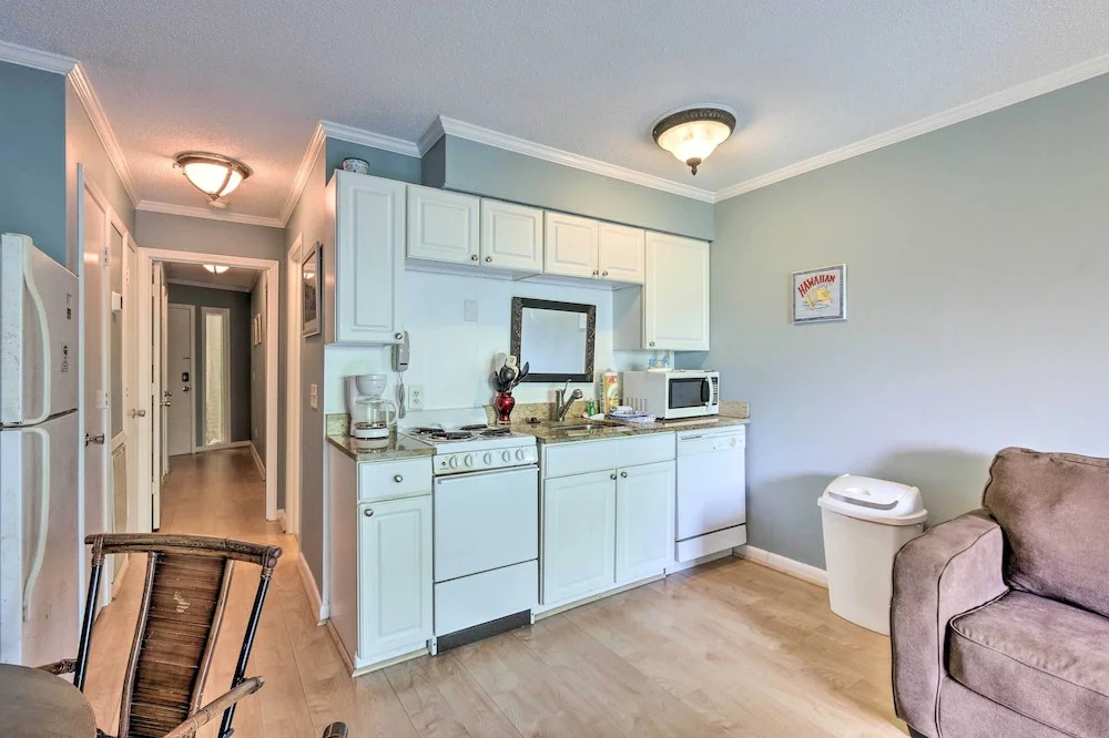 Walk to Folly Field Beach: Condo in Hilton Head!
