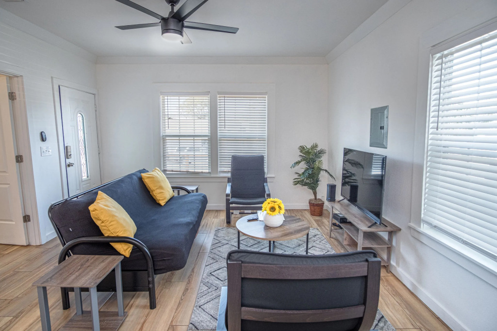 Cozy Remodeled 2br/1ba Near Downtown