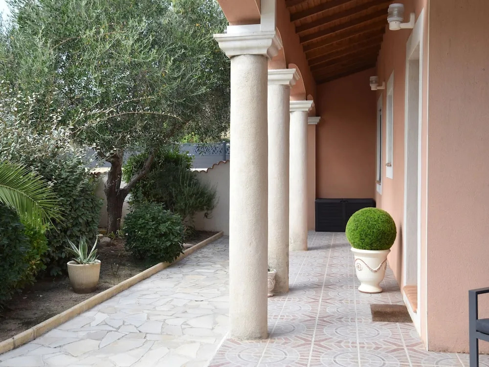 Luxurious Holiday Home with Private Pool in Port Camargue
