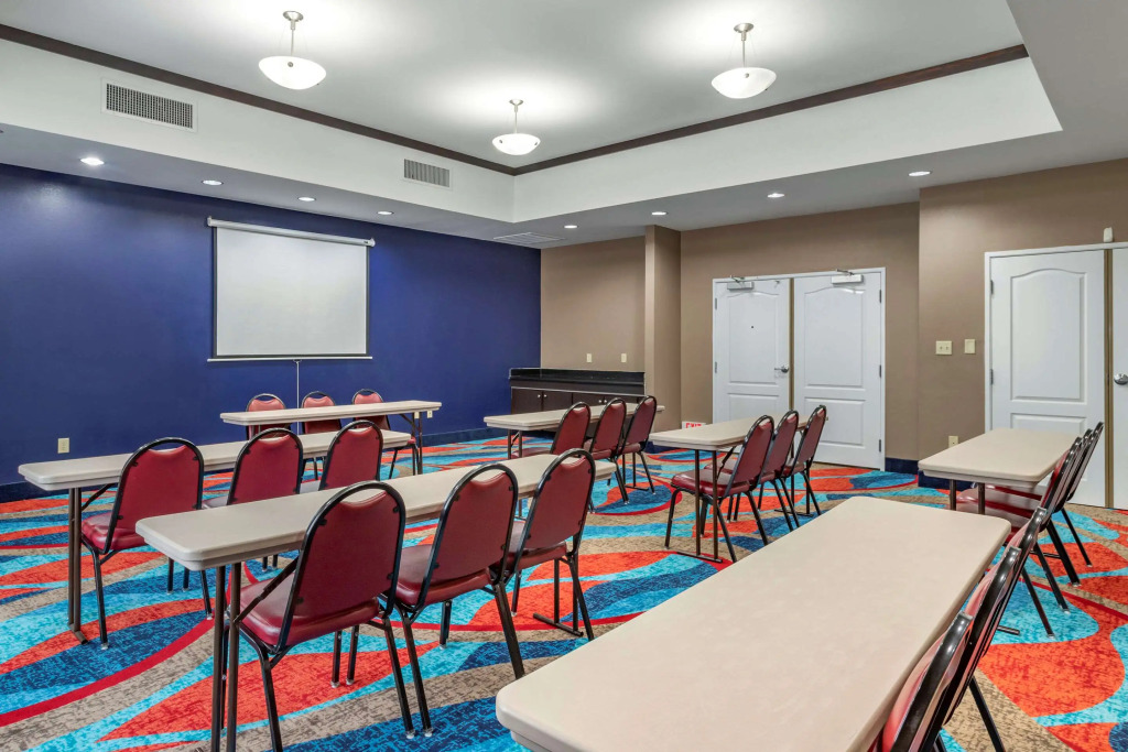 Comfort Inn & Suites Cleveland TX