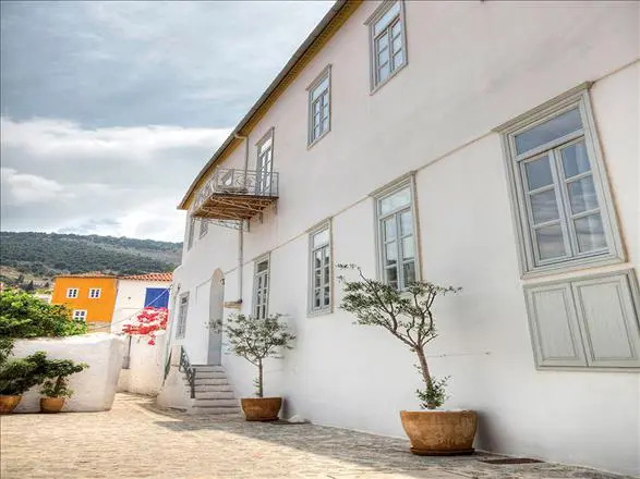 Porto Hydra Hotel