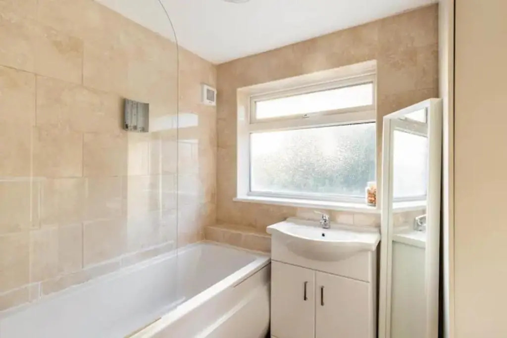 Lolite Homes - 4-5 Bed House 8 Minutes to NEC Airport Resorts World - Opal Serviced Home