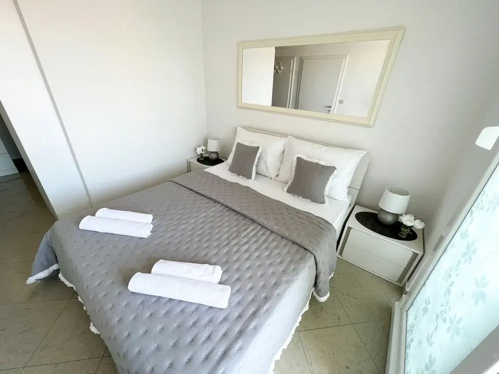 MIRROR apartment
