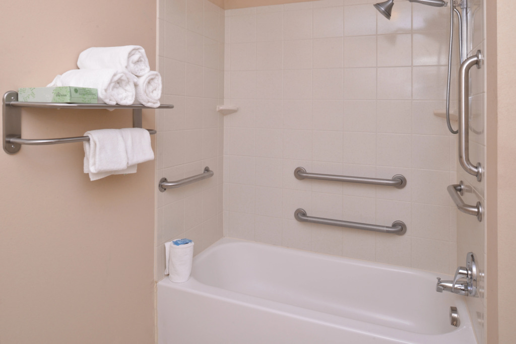 Holiday Inn Express & Suites Fairmont by IHG