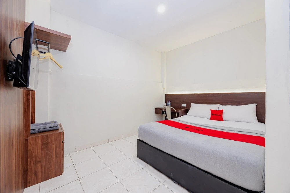 RedDoorz Plus at D San Residence Buah Batu