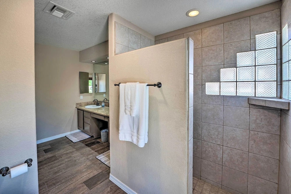 4 Mi to Lake Havasu: Home w/ Private Pool & Bbq!