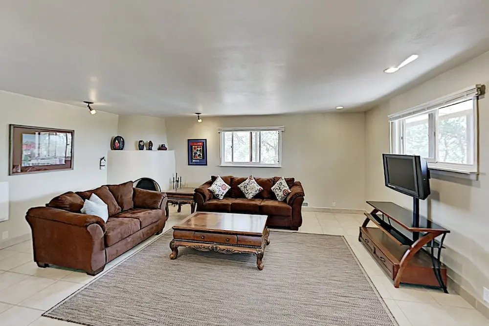 Peaceful Mountain-view On 3 Acres 2 Bedroom Home