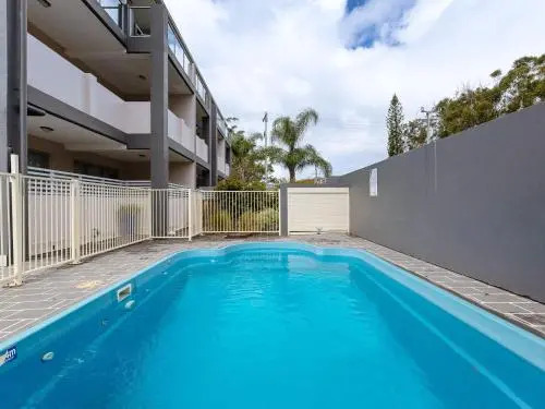 9 'Shoal Bay Beach Apartments' 2 Shoal Bay Road -Air Conditioning And Complex Swimming Pool