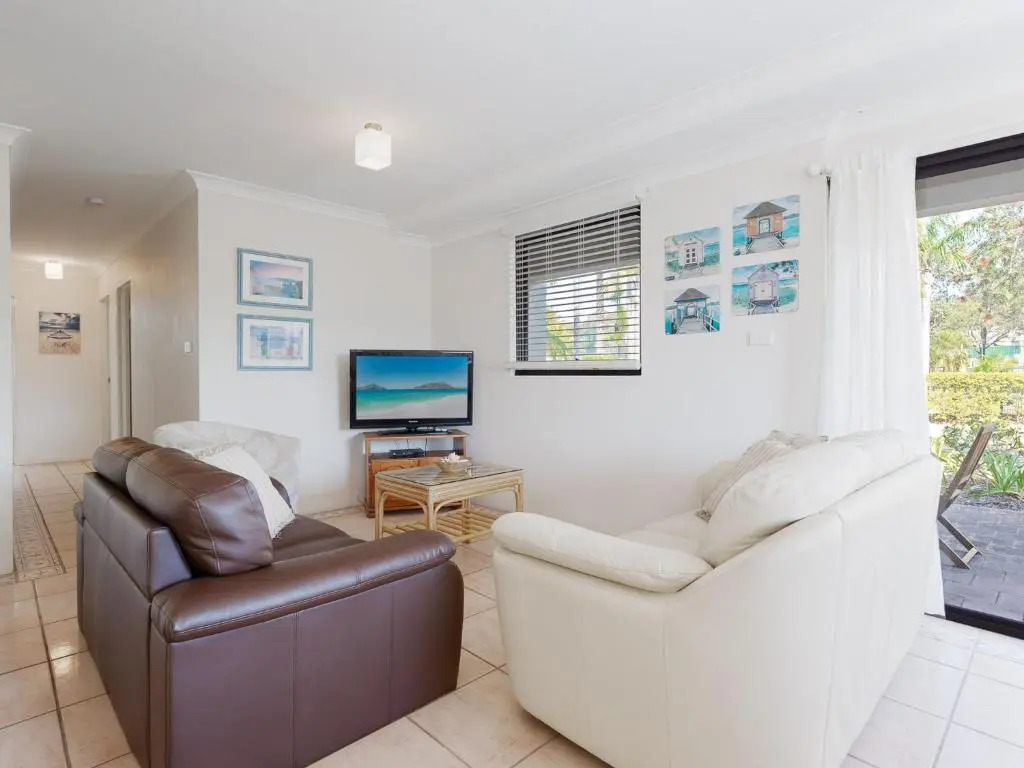 13 'Carindale', 19 Dowling Street - large ground floor unit with pool & tennis court