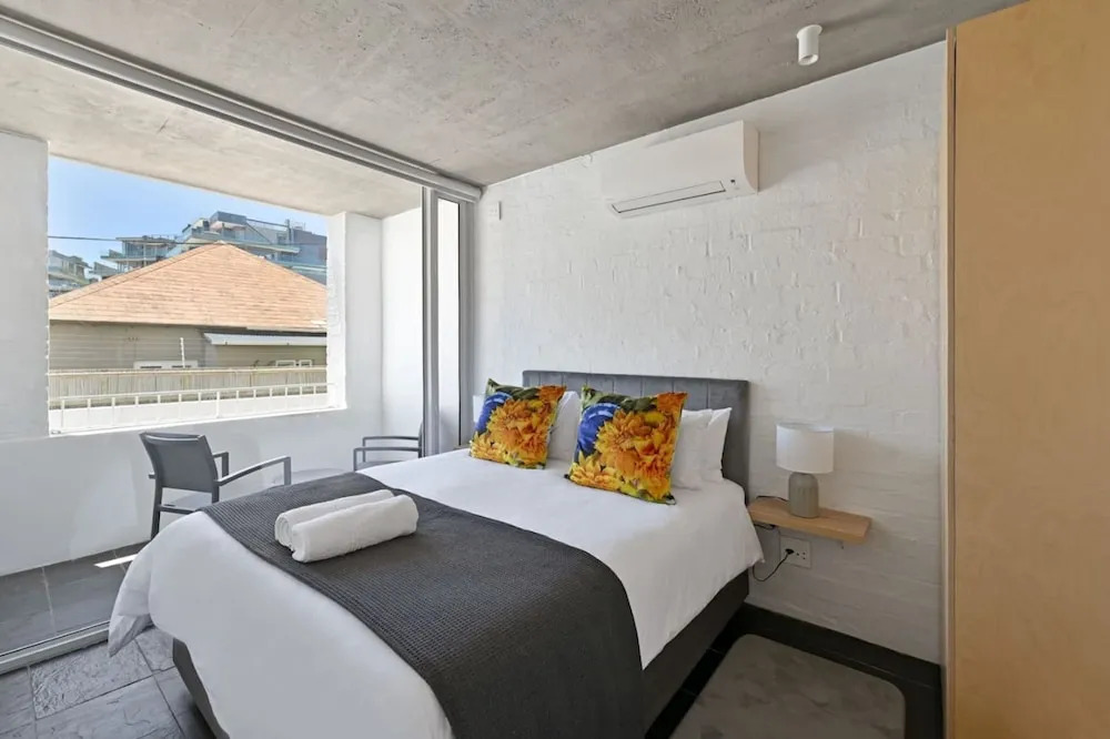 Modern 2-bed Bantry Bay 100m to Beach Ocean Bliss