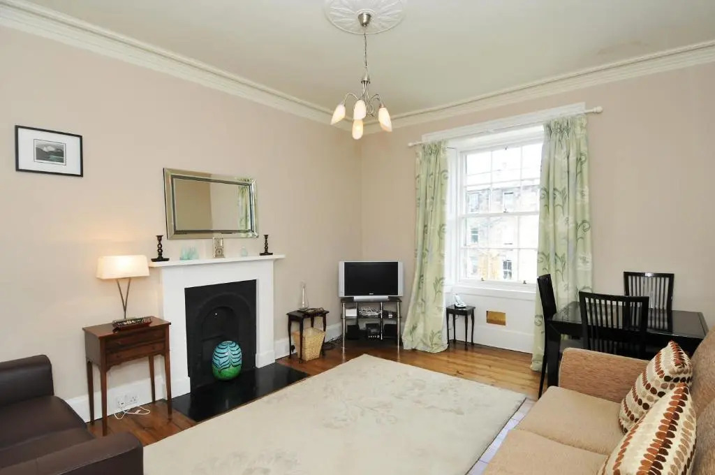 331 Attractive 2 bedroom apartment in Edinburgh's New Town
