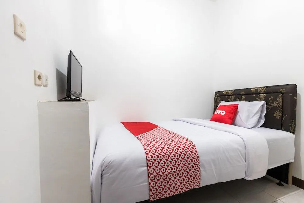 OYO 1598 Feby Inn Near RS Gandaria