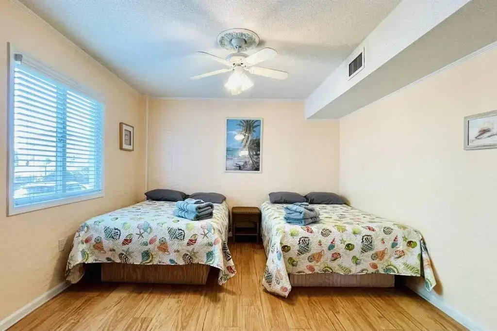 *OCEANFRONT HOUSE ON THE SAND*2 Kings*4br, 4ba*Private Hot Tub*SLEEP 12*PGP1