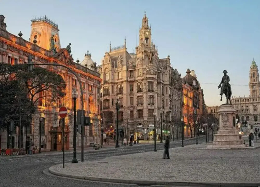 Spacious 2-bedroom Retreat in Porto