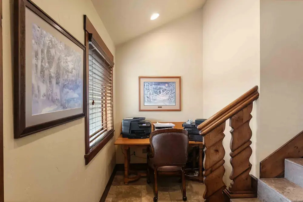 1617 - Six Bedroom plus Den Lakeside 6 Condo