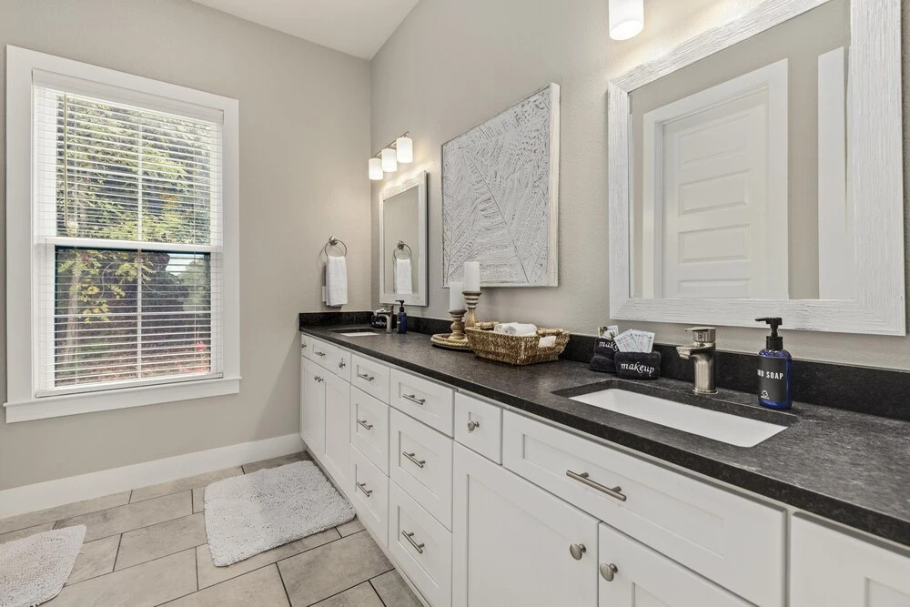 The Dogwood · Luxury Hot Tub· Lake Front Access ·