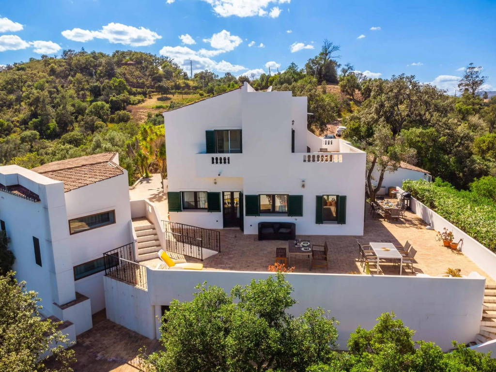 Villa Eiras Altas by Portucasa