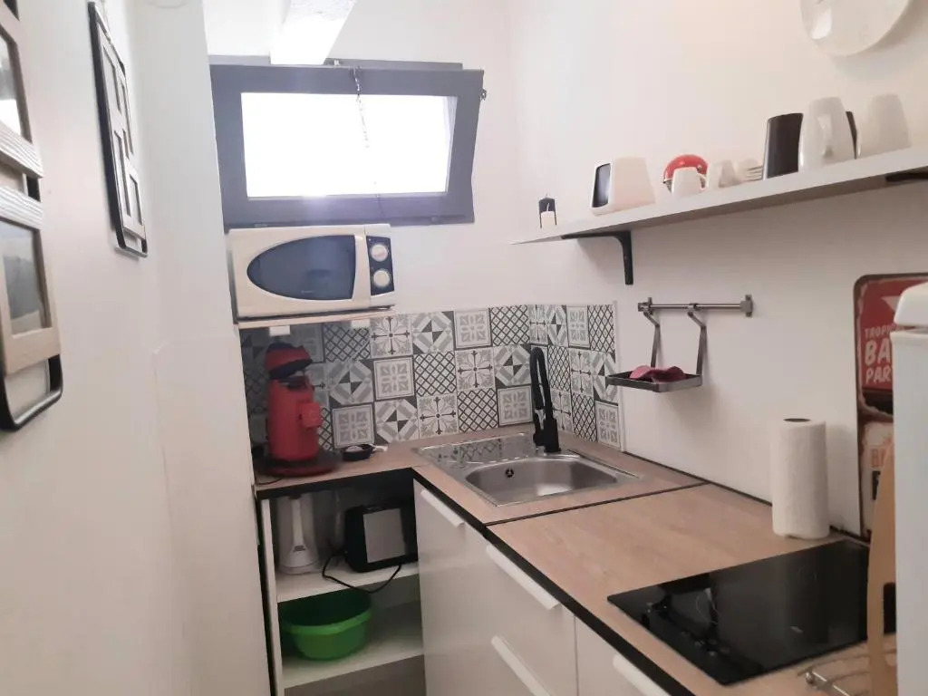 studio avec balcon et place de parking