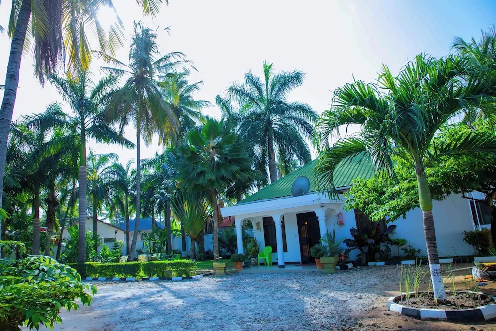 Dar es Salaam-sleeps8-parking-garden-pet Friendly