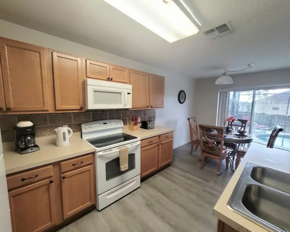 652 Rosselli Blvd 4 Bedrooms, 2 Bathrooms
