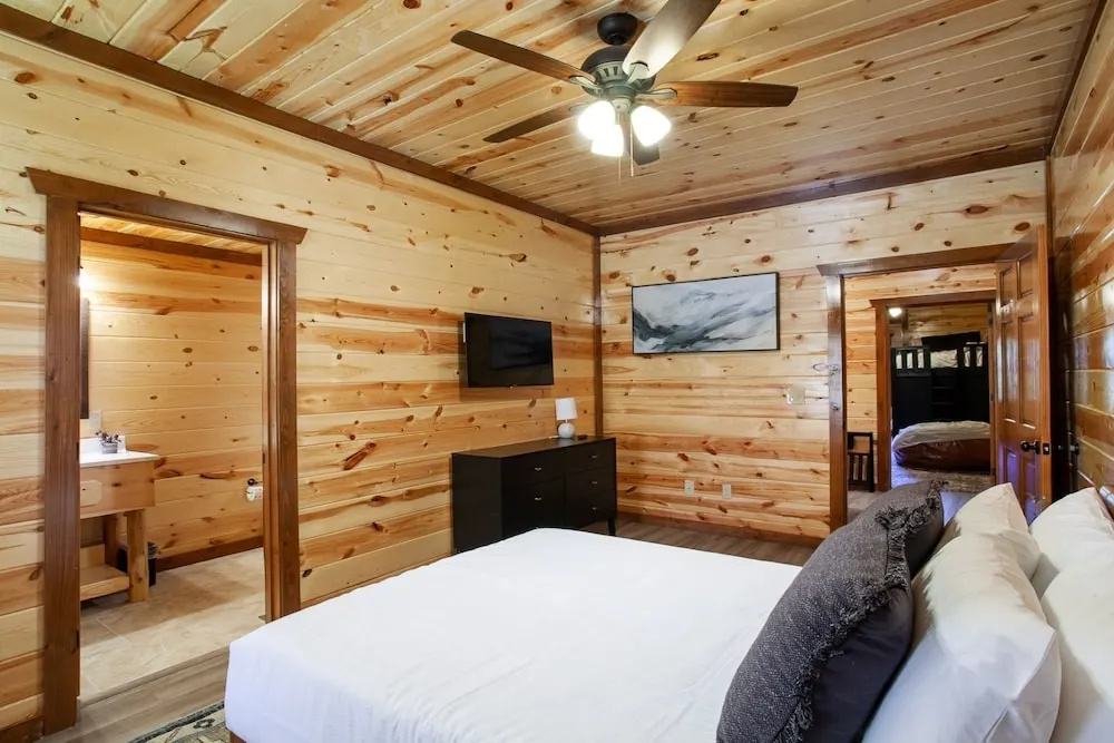 Splash Of Gatlinburg 6 Bedroom Cabin by RedAwning