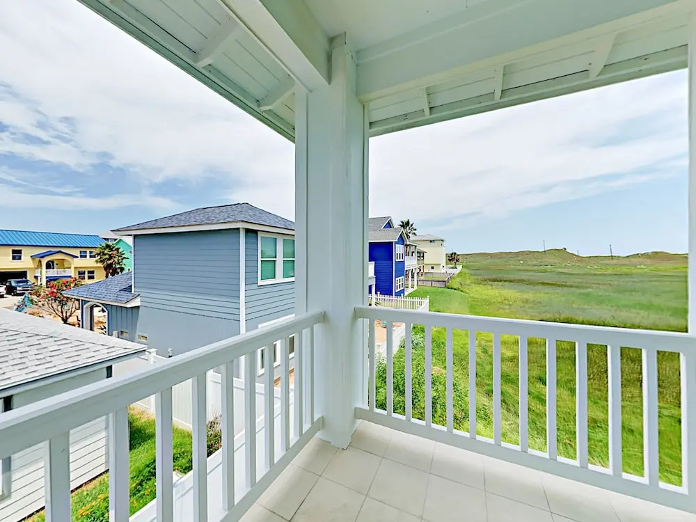 3BR Townhome with Tower Views by RedAwning