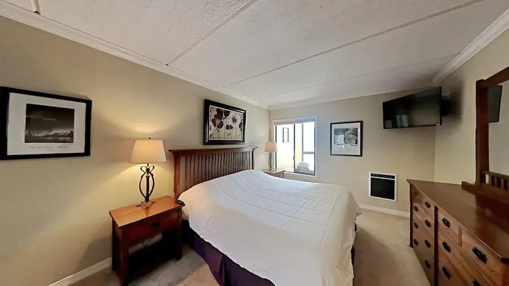 Spacious 3 Bed 3 Bath Condo with 3 Spas and Great View - Just Steps Away from Ski Adventure! by RedAwning