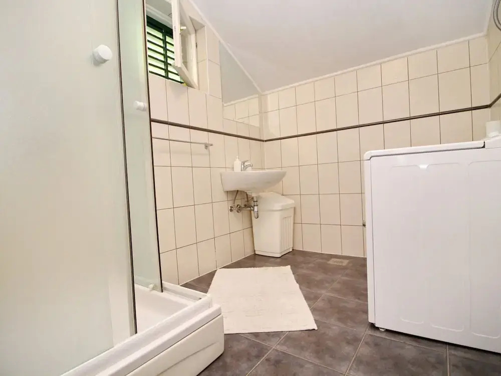 Holiday Home Gea - Three Bedroom Holiday Home With Terrace and Partial Sea View