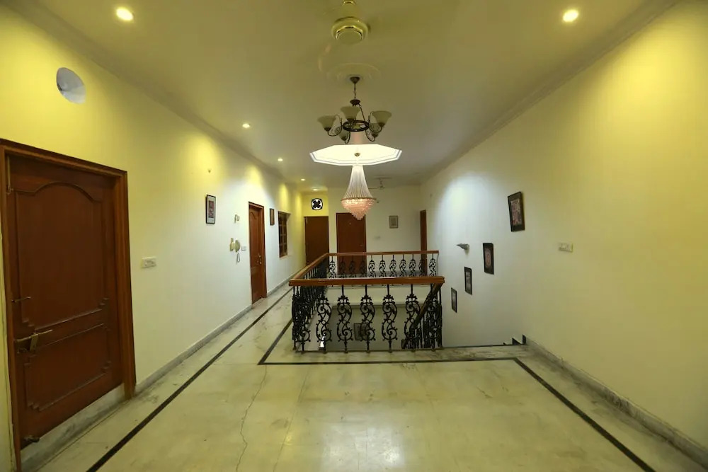 OYO 5634 IVY Stays - Manoj Pandey Chowk