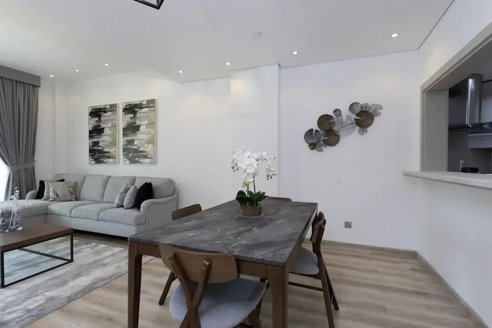 Luxe 1BR w Palm Skyline View Easy Mall Access