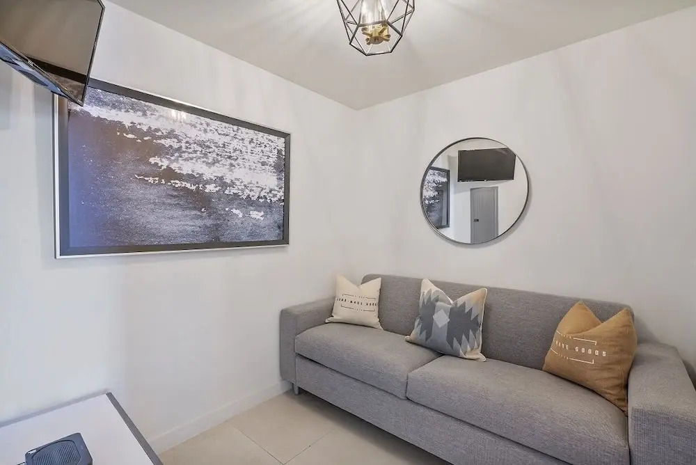 914 Tiffany House 1 Bedroom Condo by RedAwning