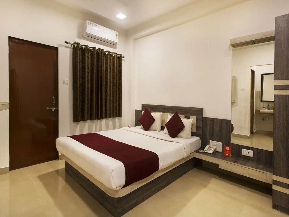 OYO 9906 Hotel Hill Top House