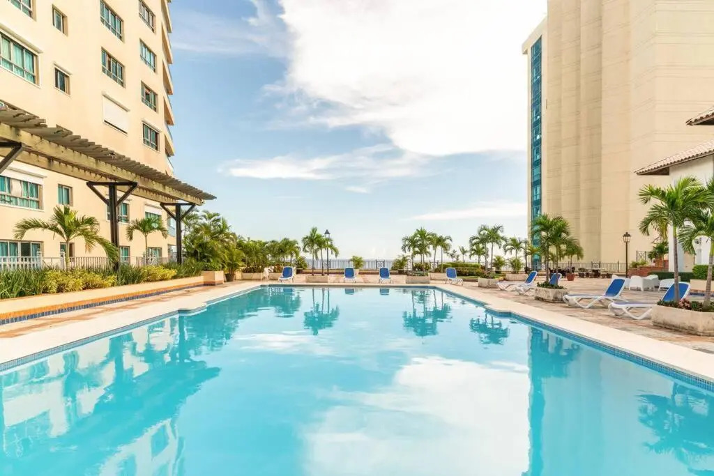 Luxurious 2BDR condo located in Prestigious Tower.