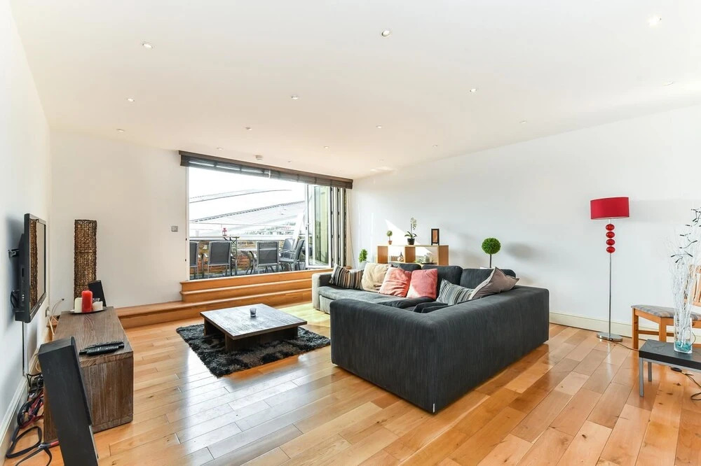 NEW 2 Bedroom Flat In Oval Well Connected to City!