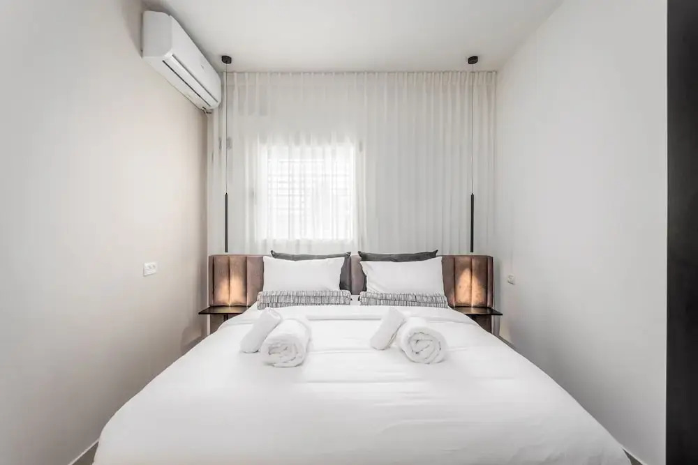 Stunning ONE bdr big Balcony