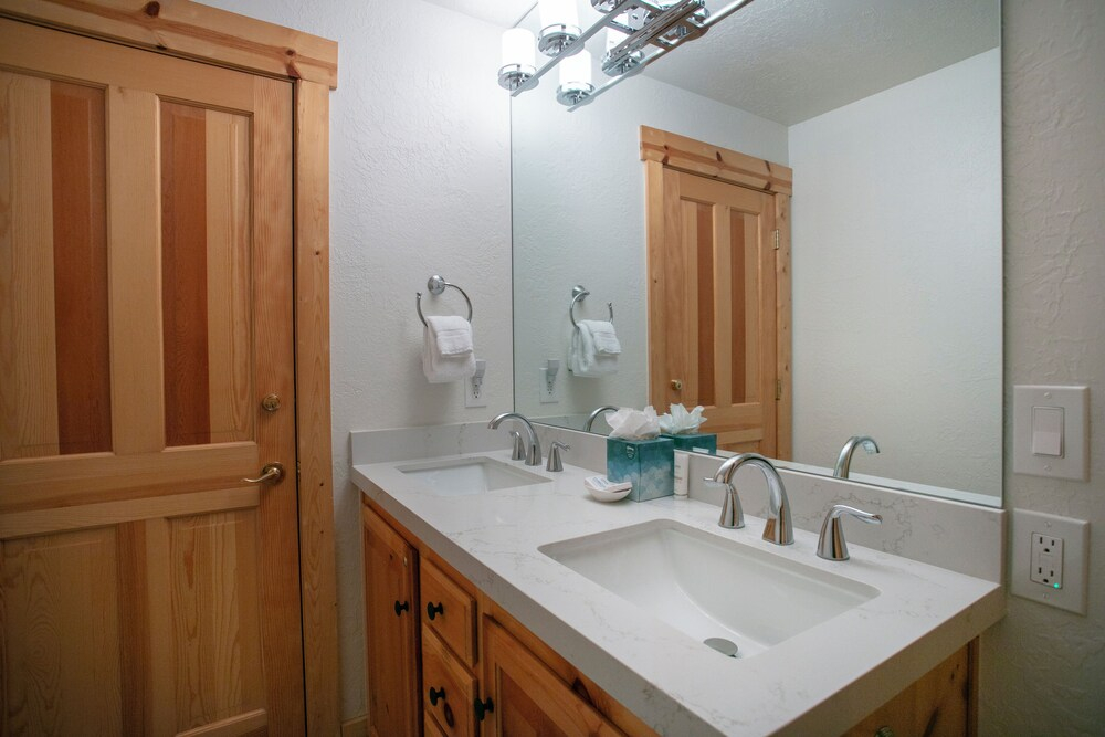 Courchevel at Deer Valley Resort - One Bedroom Condo with Hot Tub # C202 1 Condo