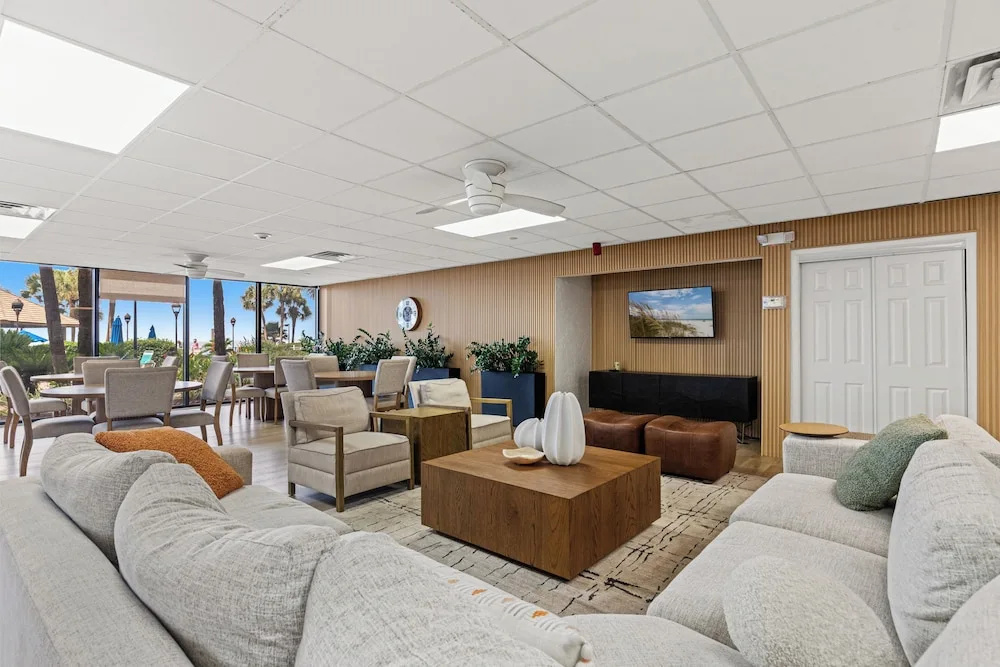 The Summerhouse! Beachfront 2BR Condo, Sleeps 8, Gulf Views