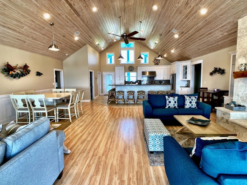 Gulf Pearl by RedAwning