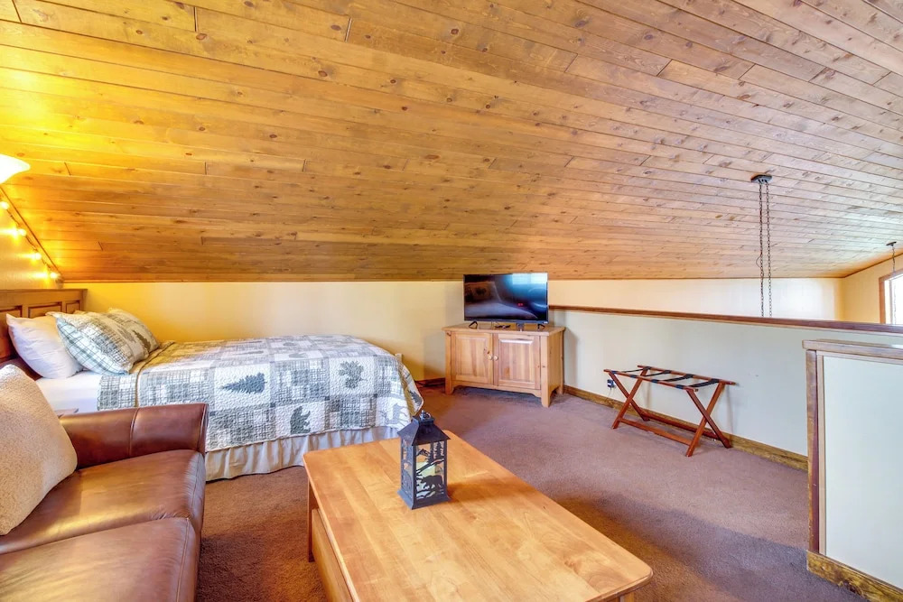 Mtn-view Hilltop Hideaway w/ Deck in Show Low