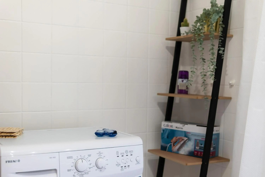 SHS HOMES- 3 BEDROOM, KITCHEN, WIFI, WORKSPACE, COFFEE, Central
