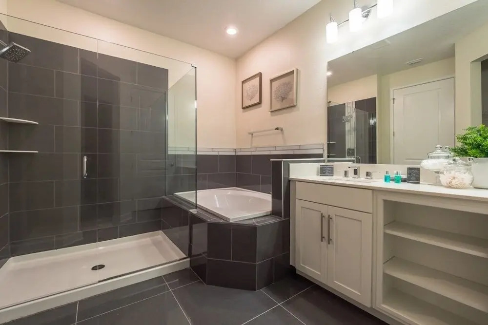 Chic Ultra Modern Near Disney! 4 Bedroom Condo