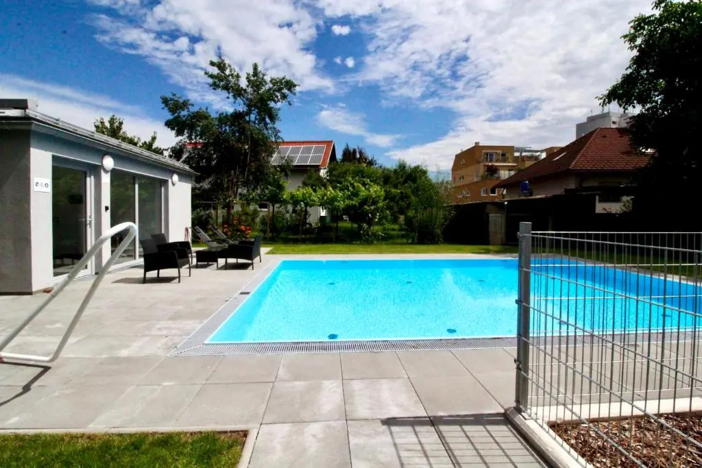 Maureen Lovely 2 Bedroom Unit with Community Pool