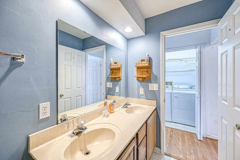 Sthern Rock - Lakefront Home With Views, Dock, Screened Porch, Kayak & Canoe