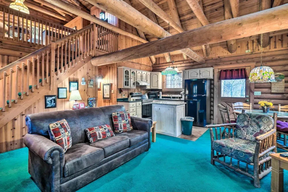 Gatlinburg Log Cabin w/ Hot Tub & Mountain Views