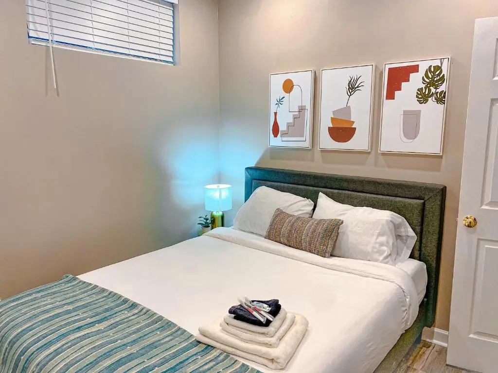 Beautiful 5br home for 14 guests with free parking