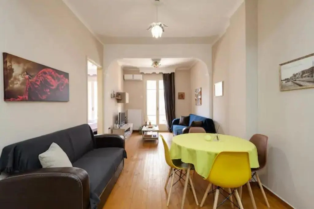 Private Pristine Balcony Home- Heart of the Center