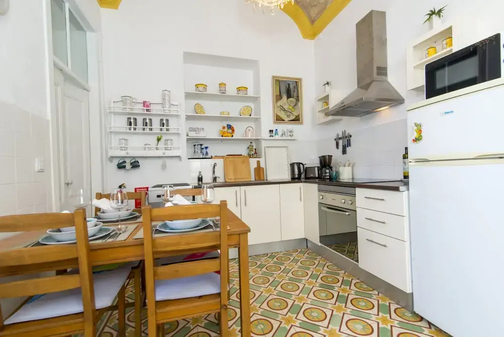 Olhão Townhouse With Roof Terrace & Courtyard 5min to Ferry & Market