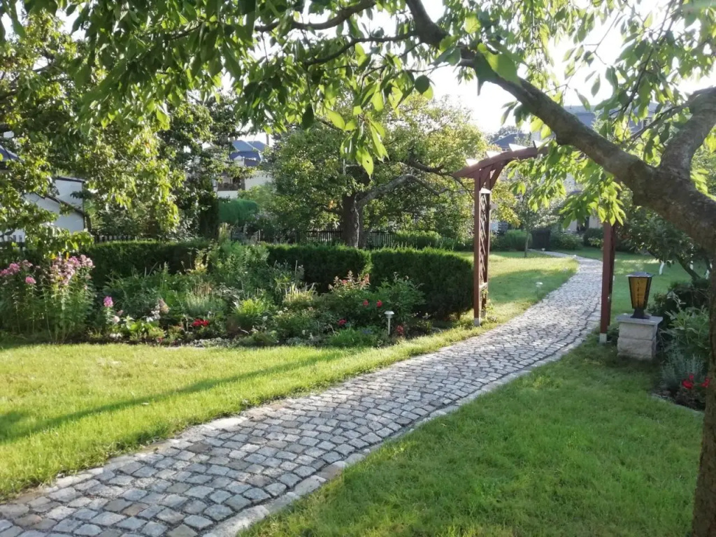 Kleiner Bungalow im Grünen
